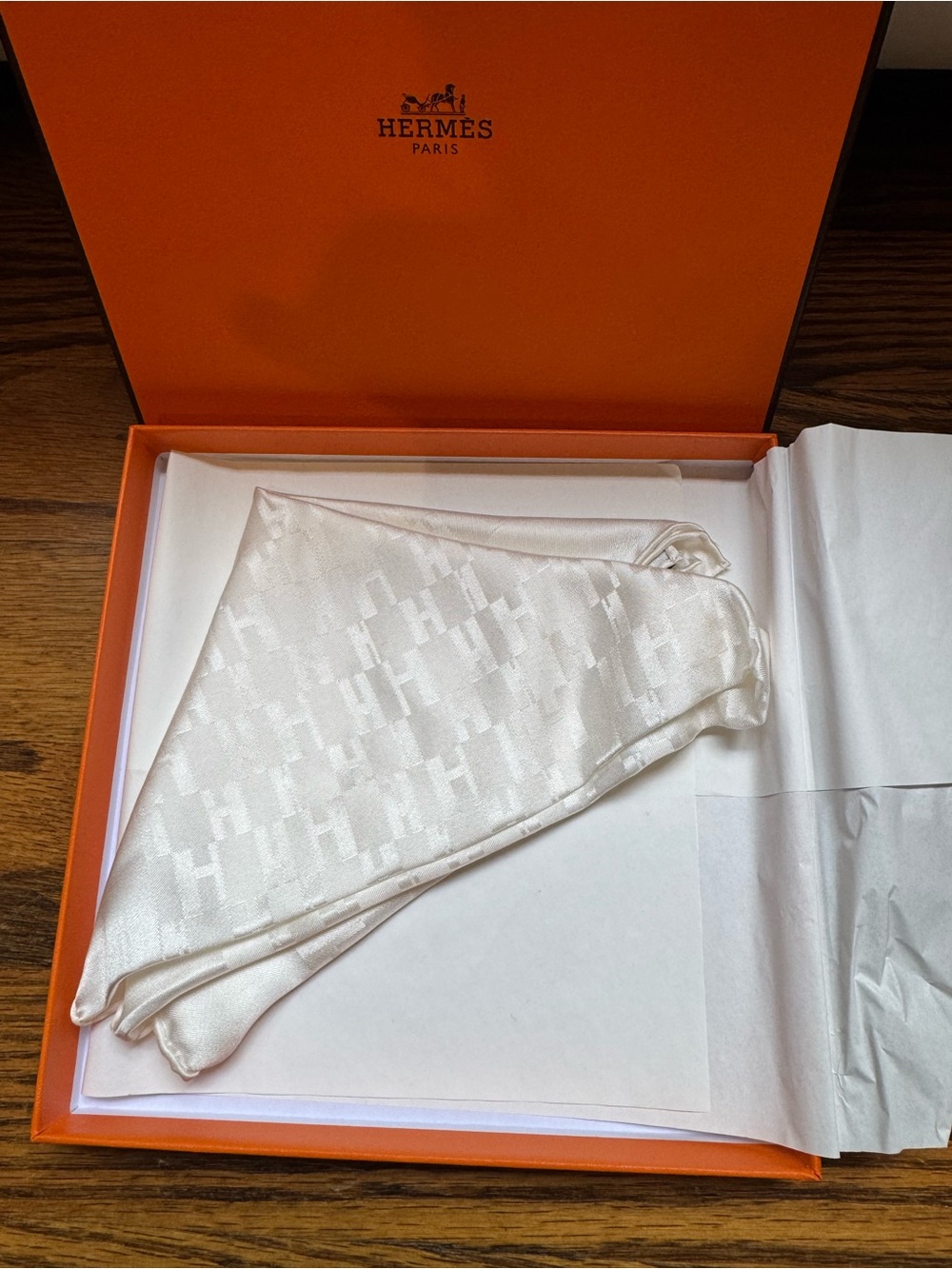 Hermes white Faconnee Grand H pocket square 45 NWOT